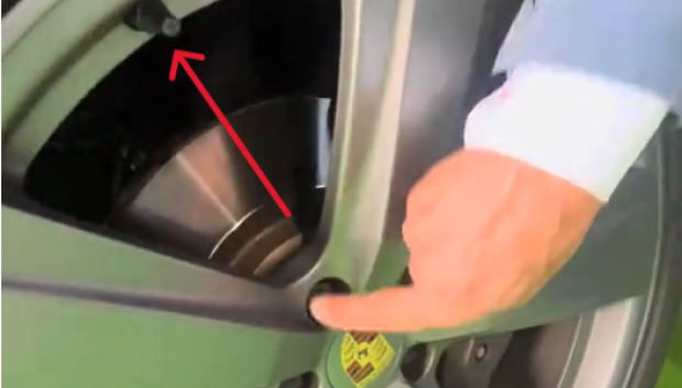 En Porsche el escudo mira a la válvula del neumático