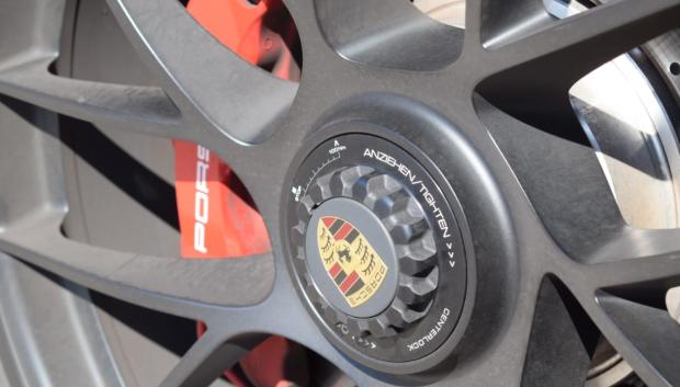 Los Porsche de carreras tienen una única tuerca central