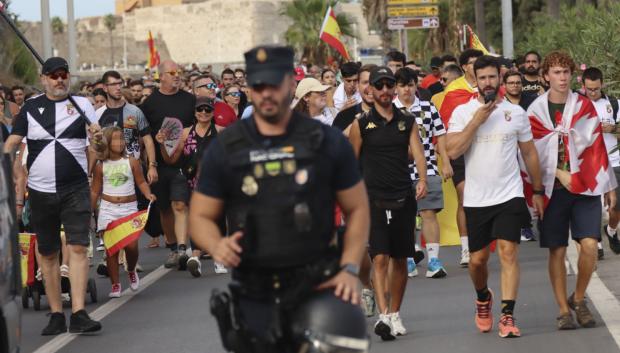 Varios cientos de vecinos de Ceuta han trasladado este martes hasta la plaza de los Reyes, frente a la Delegación del Gobierno, la protesta contra el posible alojamiento de migrantes en distintos puntos de la ciudad, después de que una concentración iniciada en la zona del Fischer se haya convertido en una movilización ciudadana. EFE/Reduan