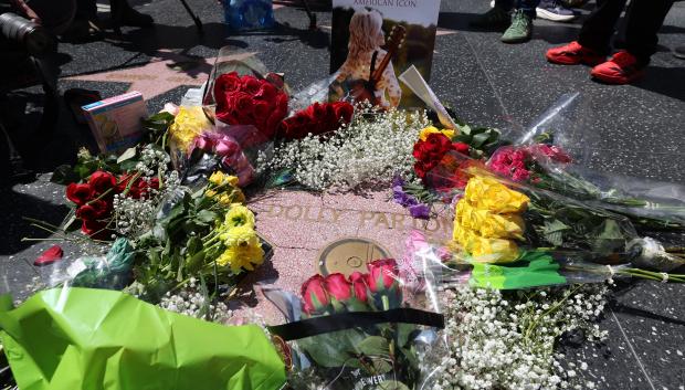 Flores en la estrella del Paseo de la Fama de Hollywood de Dolly Parton
