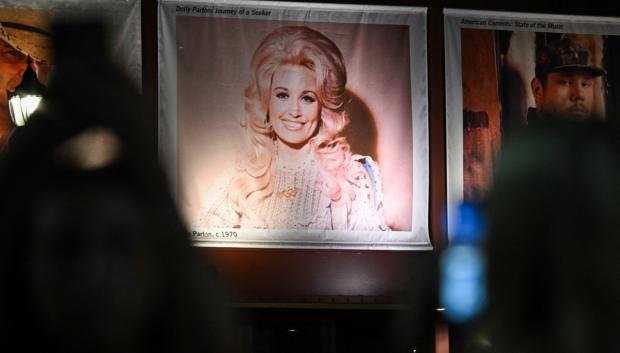 Una fotografía de la fallecida Dolly Parton se exhibe en el Salón de la Fama y Museo de la Música Country en Nashville, Tennessee