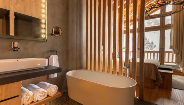 Uno de los baños en una de las habitaciones del hotel
