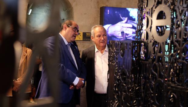 El ministro de Industria y Turismo, Jordi Hereu (d), junto al teniente de alcalde del Ayuntamiento de Salamanca, Fernando Rodríguez