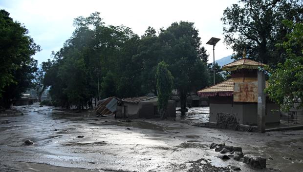 Casas yacen anegadas de lodo tras unas inundaciones repentinas en Devghat, en el distrito nepalí de Nuwakot