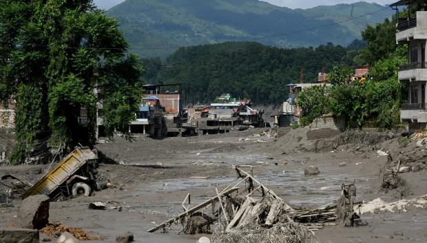 Casas yacen anegadas de lodo tras unas inundaciones repentinas en Trishuli Bazar, en el distrito nepalí de Nuwakot
