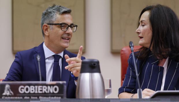 El ministro de Justicia, Félix Bolaños, conversa con la presidenta de la Comisión, la popular Edurne Uriarte (d), momentos antes de comparecer este jueves en la Comisión Mixta de Seguridad Nacional del Congreso para informar de la gestión de la crisis migratoria en Ceuta.