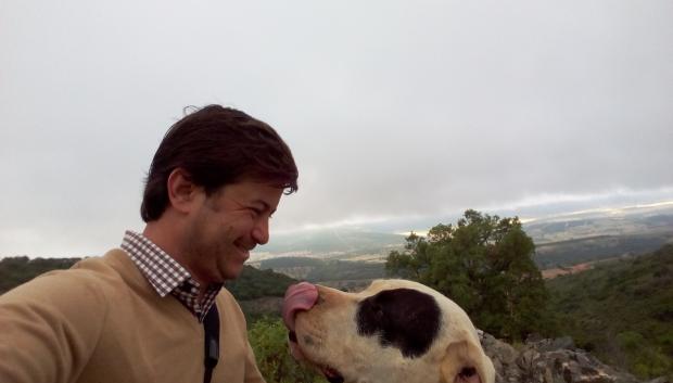 Subo a mi puntal a ver amanecer, los perros me siguen sin la cadena de castigo