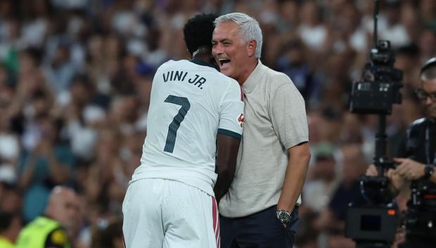 José Mourinho se abraza con Vinicius Jr.