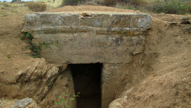 Refugio subterráneo excavado en roca