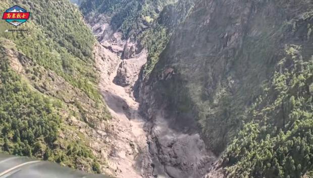 Esta imagen, tomada de un video facilitado por el Mando Militar del Tíbet el 27 de agosto de 2026, muestra una vista aérea de la zona afectada por el alud de barro cerca del paso fronterizo de Gyirong