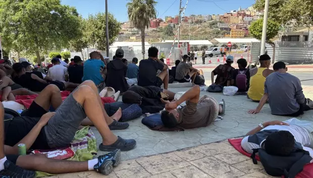 Varios migrantes congregados en los alrededores del Embolsamiento Loma Colmenar, el pasado sábado en Ceuta