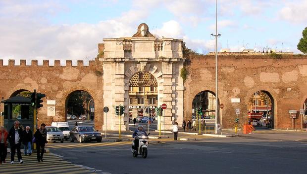 La Puerta de San Giovanni con el arco original y los laterales que cumplen un siglo