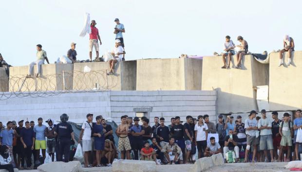Migrantes observan desde lejos las protestas