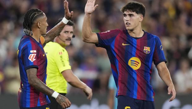 Raphinha Dias celebra su gol con Pau Cubarsí