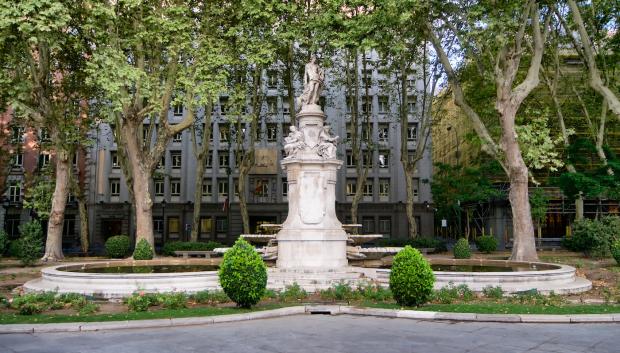 Muestra al Dios grecorromano coronando una columna
