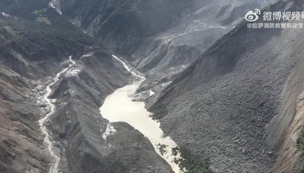 Vista aérea del lago de barrera formado tras un deslizamiento de tierra cerca de la confluencia del río Chhochen Khola (Nepal) The lake formed after a wall of mud and debris hit the border hub of Gyirong in Tibet on August 26, with hundreds reported missing. (Photo by Lhasa Mobile Fire and Rescue Detachment / AFP) / RESTRICTED TO EDITORIAL USE - MANDATORY CREDIT "AFP PHOTO / Lhasa Mobile Fire and Rescue Detachment" - HANDOUT - NO MARKETING NO ADVERTISING CAMPAIGNS - DISTRIBUTED AS A SERVICE TO CLIENTS