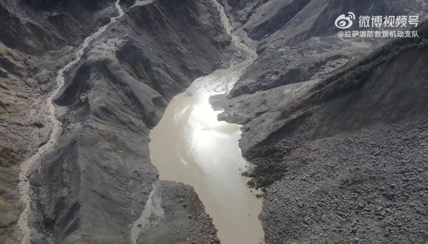 Vista aérea del lago de barrera formado tras un deslizamiento de tierra cerca de la confluencia del río Chhochen Khola (Nepal) The lake formed after a wall of mud and debris hit the border hub of Gyirong in Tibet on August 26, with hundreds reported missing. (Photo by Lhasa Mobile Fire and Rescue Detachment / AFP) / RESTRICTED TO EDITORIAL USE - MANDATORY CREDIT "AFP PHOTO / Lhasa Mobile Fire and Rescue Detachment" - HANDOUT - NO MARKETING NO ADVERTISING CAMPAIGNS - DISTRIBUTED AS A SERVICE TO CLIENTS