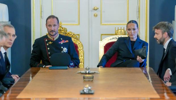 La princesa Ingrid Alexandra de Noruega (izq.) y el rey Haakon de Noruega (segunda desde la izquierda) estrechan la mano de miembros del gobierno al reunirse para una sesión extraordinaria del Consejo de Ministros en el Palacio Real de Oslo, el 28 de agosto de 2026, tras el fallecimiento del rey Harald V de Noruega