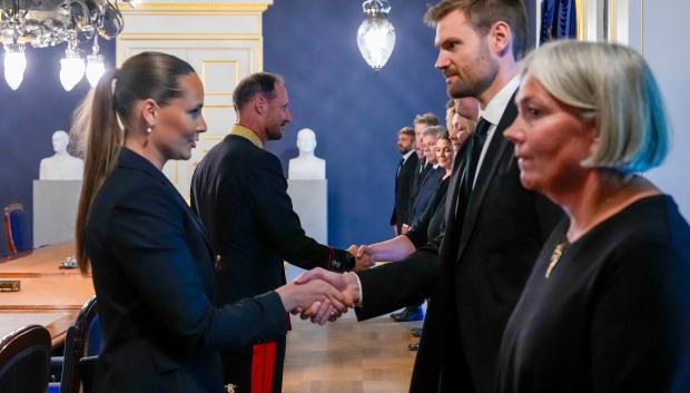 La Princesa Ingrid Alexandra de Noruega y el Rey Haakon de Noruega estrechan la mano de miembros del gobierno al reunirse para una sesión extraordinaria del Consejo de Ministros en el Palacio Real de Oslo, el 28 de agosto de 2026, tras la muerte del Rey Harald V de Noruega