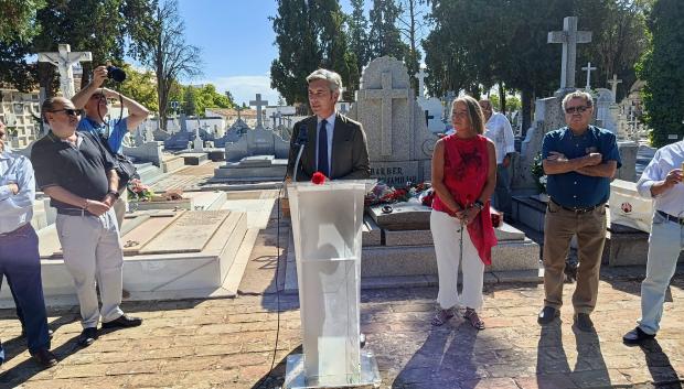 Lorite en un momento de su discurso ante la tumba del diestro