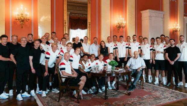 La selección noruega en el Palacio de Oslo con la Familia Real
