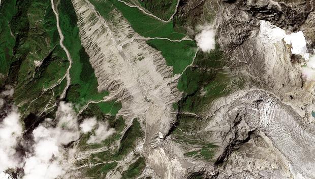Esta imagen satelital facilitada por Planet Labs, tomada el 12 de agosto de 2026 y difundida el 28 de agosto de 2026, muestra el glaciar del monte Langtang Lirung, en Nepal