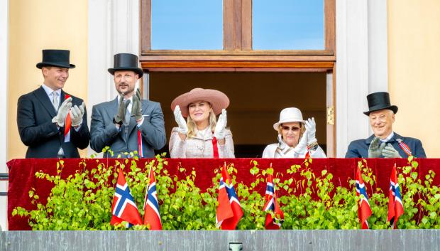 El Príncipe Sverre Magnus, el Príncipe heredero Haakon, Mette-Marit, la Reina Sonia y el Rey Harald
