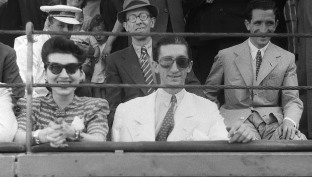 Manolete y Lupe Sino , sonríen en una contrabarrera de una plaza de toros española. Manolete y Lupe Sino se conocieron a finales de 1943 y mantuvieron una relación sentimental , que acabó con la muerte del torero