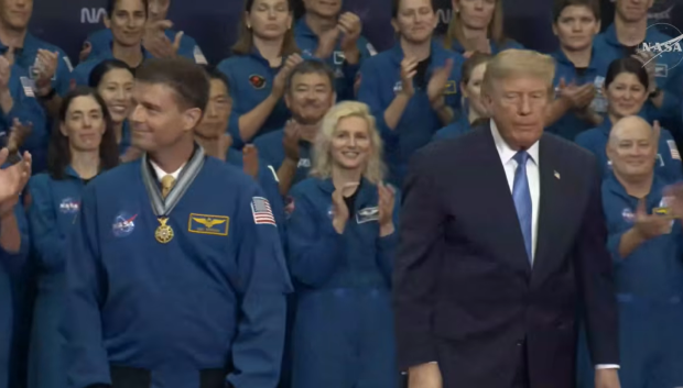 El presidente de EE.UU., Donald Trump, entrega la Medalla de Honor Espacial del Congreso al comandante de Artemis II, Reid Wiseman