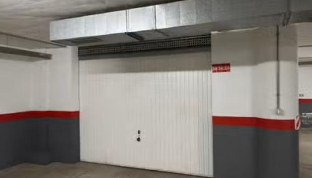 Nunca se puede prohibir el paso a plazas privadas, estén cerradas o no