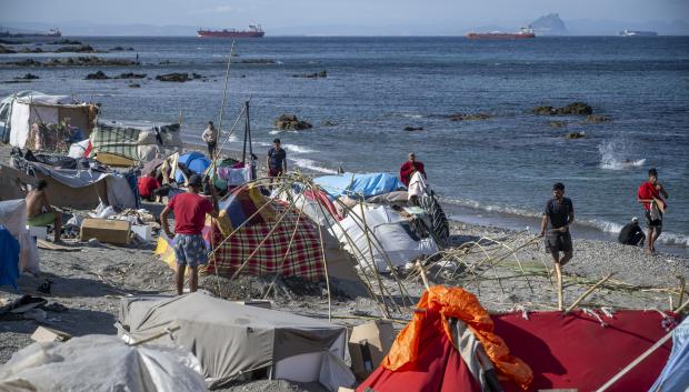 Migrantes en campamentos improvisados en la playa, a 27 de agosto de 2026, en Ceuta (España). Los manifestantes han tratado de impedir el acceso de los voluntarios de Cruz Roja que reparten bolsas de comida a los migrantes en la playa del Trampolín y han provocado disturbios en la playa de Benítez de Cueta, que se han saldado con cargas policiales, tras introducirse en los asentamientos de migrantes que pernoctan en la zona y causar destrozos, incluido la quema de enseres.

Marcos Moreno / Europa Press
27 AGOSTO 2026 CRISIS MIGRATORIA;PIXELADA
27/8/2026