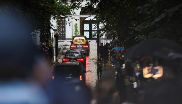 El coche fúnebre que traslada al difunto rey Harald V de Noruega y la comitiva de la familia real llegan a Queen's Park en Oslo