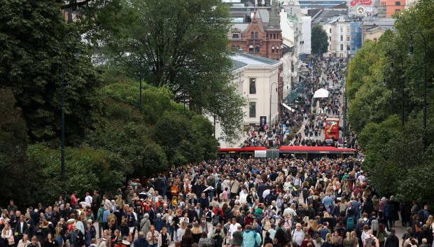Personas recorren la famosa calle Karl Johans gate, que conduce al Palacio Real, para rendir homenaje al difunto Rey Harald V de Noruega en el centro de Oslo,