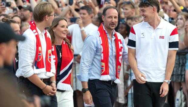 El príncipe heredero Haakon, el príncipe Sverre Magus, la princesa Ingrid Alexandra y Jorgen Strand Larsen asistieron a la audiencia real con el equipo nacional de fútbol de Noruega