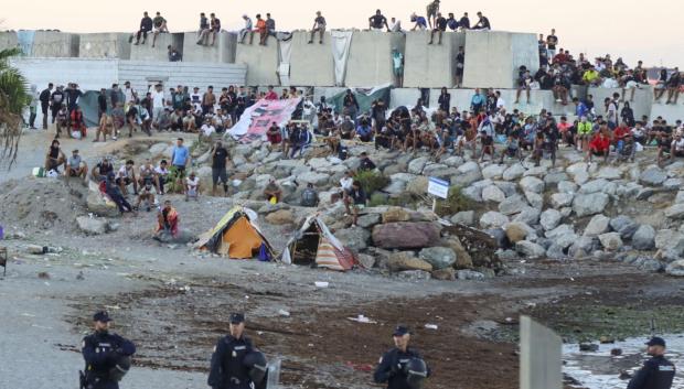 La Policía Nacional controla las inmediaciones de la playa del Trampolín, ayer