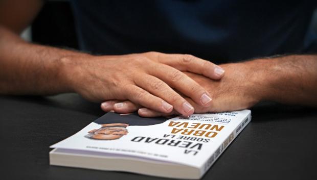 Juan Manuel Gómez Carmona, con su libro