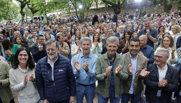 CERDEDO COTOBADE (PONTEVEDRA), 29/08/2026.- El presidente del Partido Popular, Alberto Núñez Feijóo, (c) junto a la secretaria general del Pp de Galicia, Paula Prado, el ex presidente Mariano Rajoy, el presidente regional del partido, Alfonso Rueda, al final del acto con el que el partido inicia el curso político, hoy sábado en Cerdedo-Cotobade, Pontevedra. EFE/Lavandeira jr.