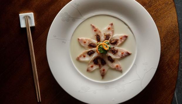 Uno de los platos estrella del restaurante Nobu es el sashimi de hamachi