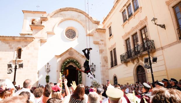 Imagen de la ofrenda floral a la Virgen del Mar, patrona de Almería. A 29 de agosto de 2026 en Almería (Andalucía, España).

El acto ha contado con la presencia de la consejera de Educación, María del Carmen Castillo, la alcaldesa de Almería, María del Mar Vázquez, el delegado de la Junta de Andalucía en Almería, Francisco Góngora, la presidenta del Ifapa, Marta Bosquet, y demás representantes políticos y eclesiásticos.

Marian León / Europa Press
29/8/2026
