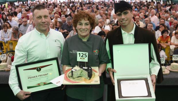 Encarni Badia (c), de la quesería “Angel Díaz Herrero” ,el presidente de la DOP Cabrales, Benigno Pérez (i) y Adrián Díaz de la quesería ganador