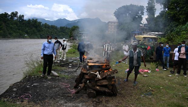 Allegados incineran el cuerpo de la víctima fallecida Ayush Khadka tras las inundaciones repentinas ocurridas en el distrito nepalí de Chitwan