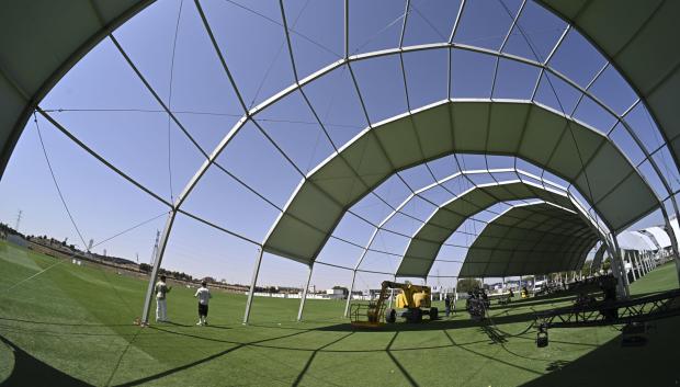 Vista del montaje de la 'ciudad' de Shakira para su residencia en Madrid en el espacio Iberdrola Music en el distrito madrileño de Villaverde. El proyecto ya está en marcha, con ocho pabellones que formarán el 'Mundo Macondo', una experiencia basada en el realismo mágico y 'Cien años de soledad' del escritor colombiano Gabriel García Márquez. EFE/Fernando Villar