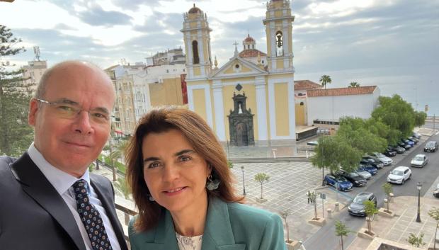 Nacho Ríos y Carmen Goytre ante la Catedral de la Asunción de Ceuta