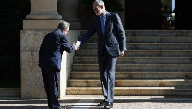 El Rey, junto al presidente de Ceuta en Marivent