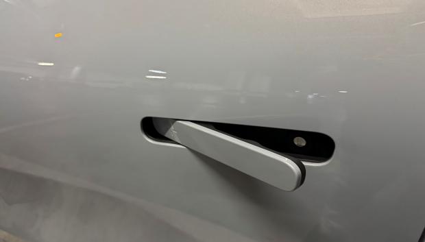 El tirador sale y se esconde con un sistema eléctrico y un motor