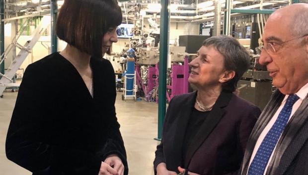 En el centro, la directora del Sincrotrón Alba, Caterina Biscari