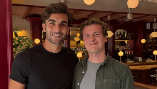 Ferran Torres con uno de los encargados del restaurante