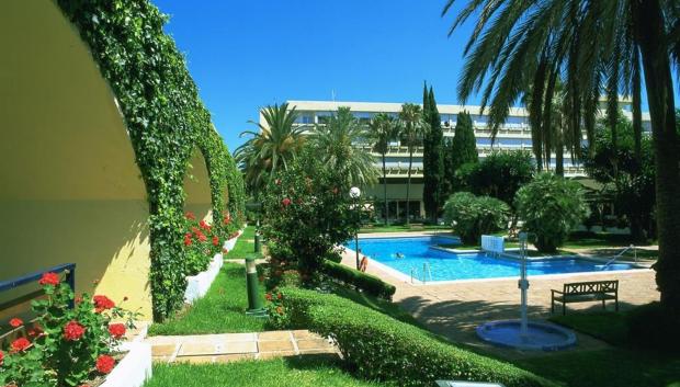 Piscina y jardines del Parador