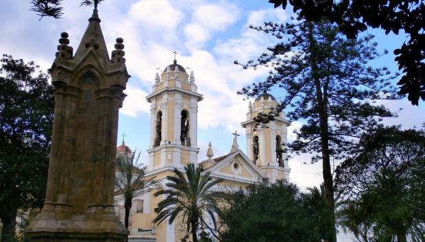 Monumento de los Caídos y catedral de Ceuta en la Plaza de África
