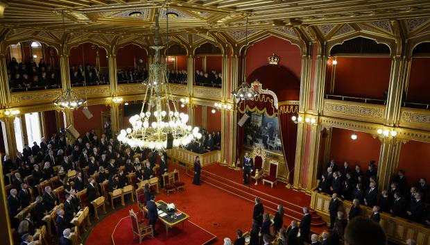 El interior del Parlamento noruego el día del juramento de Haakon VIII como nuevo Rey